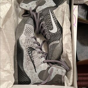 Nike Women's Black and Gray Athletic Shoes